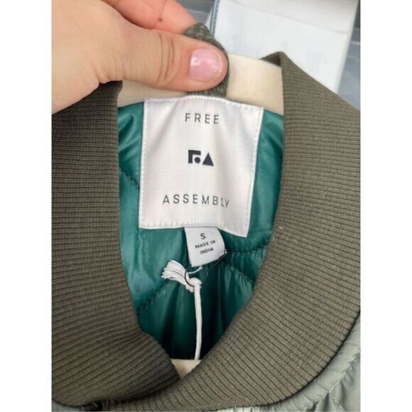 Free Assembly Men's Quilted Camo Vest Olive Gray Small NWT - Picture 3 of 6